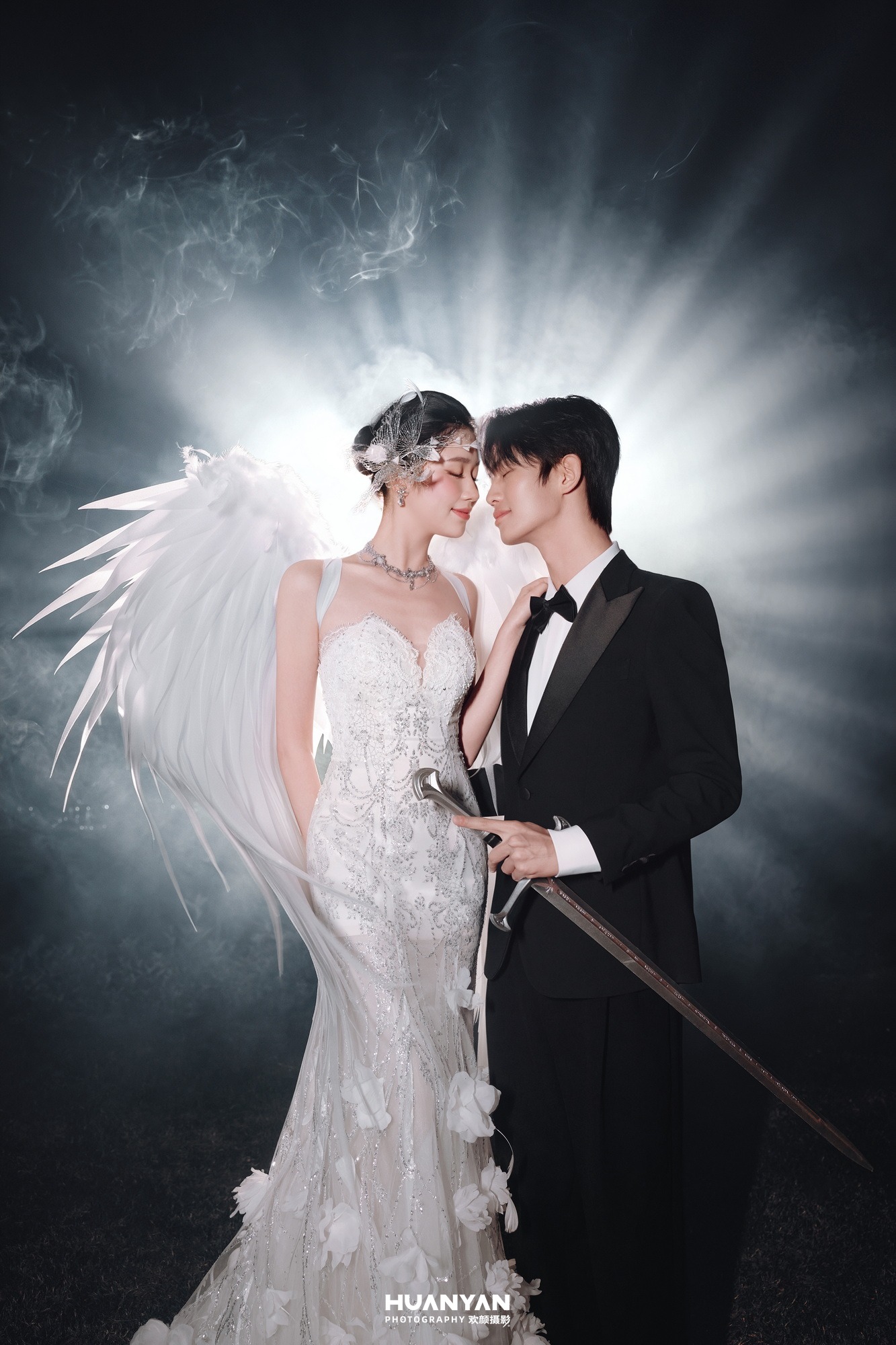 白羽流光客片第7张｜轻奢高级婚纱照，摄于室内影棚