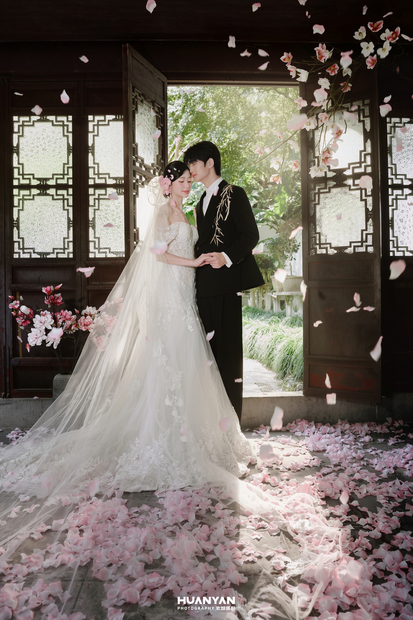 新中式婚纱照 · 户外自然场景 · 花间令客片